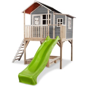 Maisonnette en bois grise EXIT Loft 750 avec toboggan, échelle et bac à sable en dessous.
