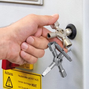 Knipex TwinKey: Chiave multifunzione per armadi di controllo e sistemi di chiusura in uso.