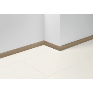 Battiscopa Parador SL 5 impermeabile, decoro rovere, su parete e pavimento bianchi.