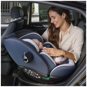 Siège auto Chicco EverOne i-Size gris avec bébé dans la voiture.