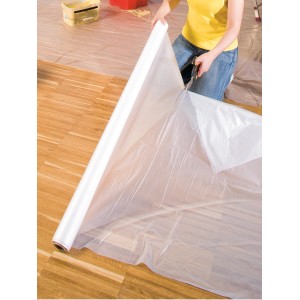 Film de peintre LUX 2x50m pour recouvrir pendant les travaux de rénovation, le rouleau est déroulé et coupé.