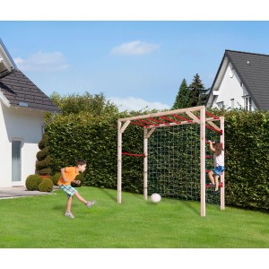 Struttura da arrampicata Weka Tabaluga con rete da porta in giardino, bambini che giocano e si arrampicano.