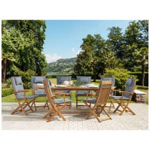 Ensemble de jardin Beliani Maui: table ovale en acacia, 8 chaises avec coussins gris sur terrasse au bord du lac.