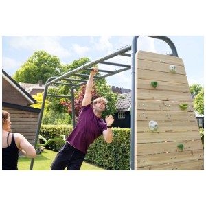 Exit Toys GetSet Monkeybar MB320 con parete da arrampicata e persona che fa le parallele.