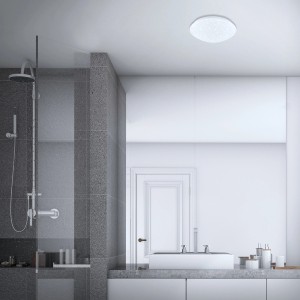Plafonnier LED blanc Briloner Brilo Bath avec effet ciel étoilé dans la salle de bain.