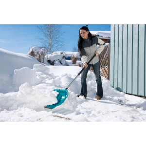 Donna che spalare la neve con lo spazzaneve Gardena combisystem KST 40 cm.