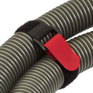 Conacord Klettbinder Polyamid, 90 cm, schwarz-rot, hält zwei geriffelte Schläuche fest zusammen.
