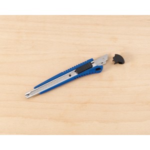 Cutter LUX blu (9 mm) con corpo in plastica e lama.