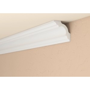 Profilé décoratif blanc Decosa XZL07 (2 m) sur plafond et mur.