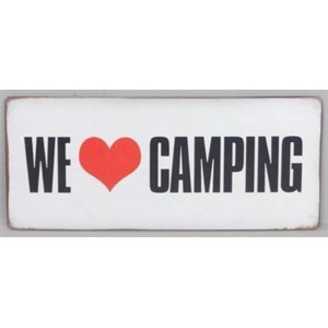Rechteckiges Metallschild We love Camping, weiß mit rotem Herz und schwarzem Text, Vintage-Look. Deko für Camper.