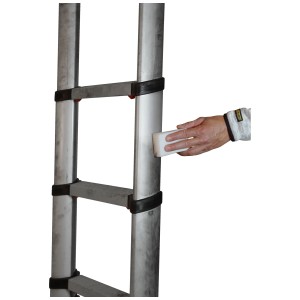 Nettoyage d'une échelle télescopique Telesteps avec le kit d'entretien. Accessoires pour l'entretien des échelles.