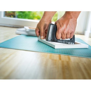 LUX Hand Tacker Comfort in uso per fissare una cornice.