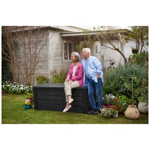 Keter Contenitore per cuscini Westwood antracite con due persone in giardino.