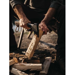 Uomo che spacca la legna con l'ascia universale Fiskars Norden N7. Ascia con manico in legno.