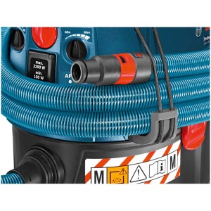 Gros plan : Aspirateur eau et poussière Bosch Professional GAS 35 M AFC avec flexible.