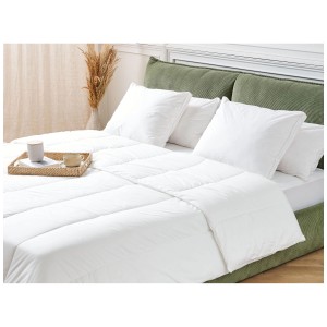 Morbido piumone invernale bianco Howerla (220x240 cm) in poliestere su un letto con cuscini.