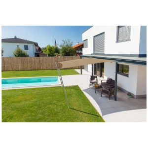 Voile d'ombrage carrée Windhager Cannes taupe 3x3m dans le jardin.