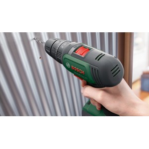 Avvitatore a batteria Bosch UniversalImpact 18V che fora il metallo.