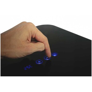 Primo piano: mano che utilizza il display touch del riscaldatore a infrarossi Sonnenkönig Elegance.