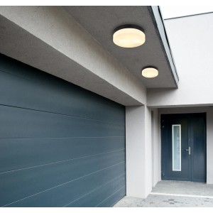 Plafonnier d'extérieur Globo moderne et rond, 2 lampes, noir mat, 240x65mm, monté sur un mur de maison.
