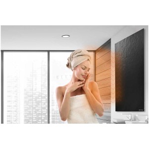 Pannello riscaldante a infrarossi Sonnenkönig Elegance Slate 600 in bagno con donna in asciugamano.